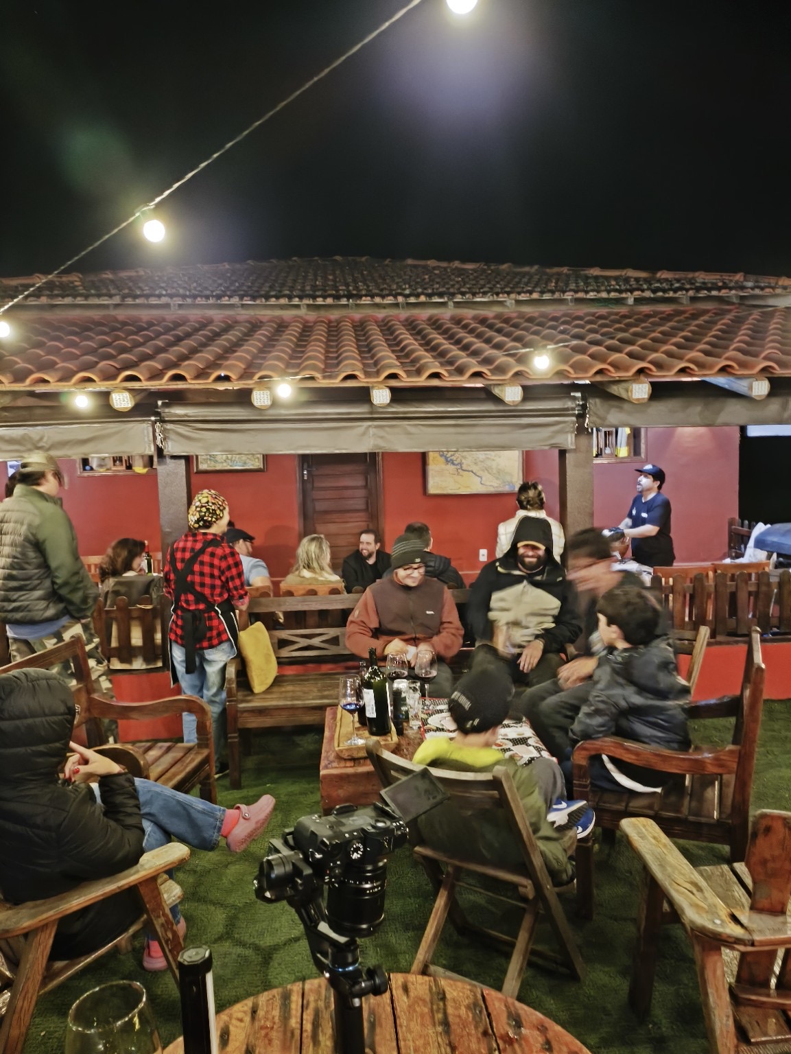 Hóspedes reunidos durante a noite